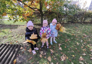 Dziewczynki zbierają liście