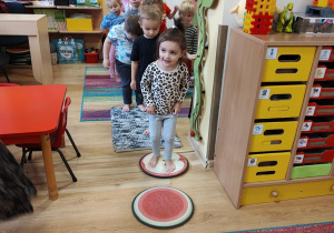 Aniela ćwiczy na gimnastyce