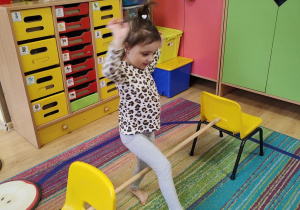 Aniela ćwiczy na gimnastyce