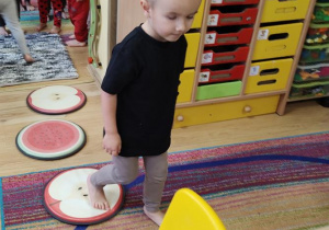 Oluś ćwiczy na gimnastyce