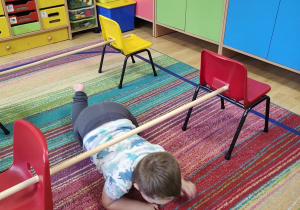 Wojtek ćwiczy na gimnastyce