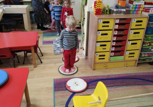 Tobiasz ćwiczy na gimnastyce