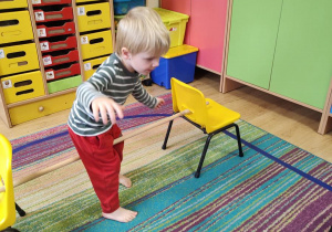 Tobiasz ćwiczy na gimnastyce