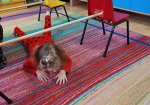 Łucja ćwiczy na gimnastyce