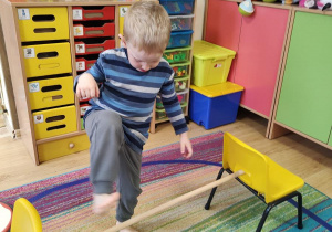 Paweł ćwiczy na gimnastyce