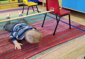 Paweł ćwiczy na gimnastyce