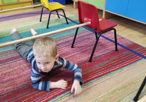 Paweł ćwiczy na gimnastyce