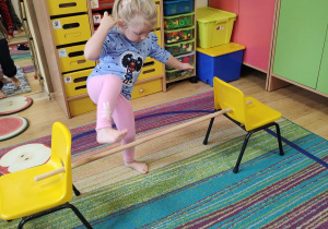 Lilka ćwiczy na gimnastyce