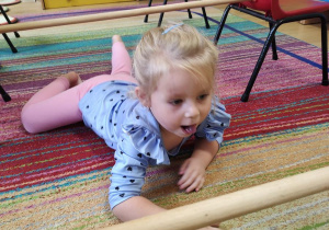 Lilka ćwiczy na gimnastyce