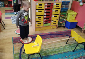 Marcel ćwiczy na gimnastyce