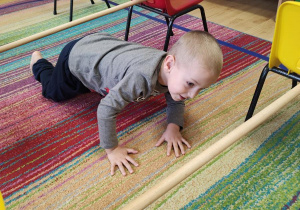 Marcel ćwiczy na gimnastyce