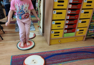 Maja ćwiczy na gimnastyce