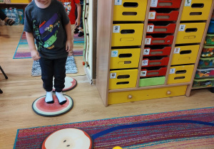 Nikodem ćwiczy na gimnastyce