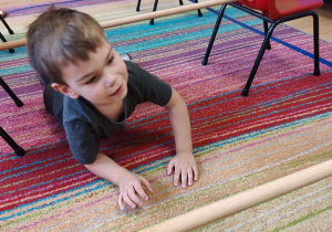 Nikodem ćwiczy na gimnastyce