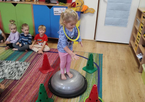 Lili ćwiczy na gimnastyce