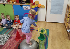 Lili ćwiczy na gimnastyce