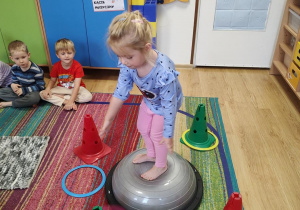 Lili ćwiczy na gimnastyce