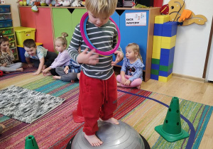 Tobiasz ćwiczy na gimnastyce