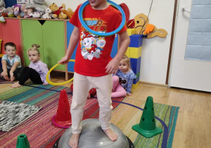 Jasio ćwiczy na gimnastyce