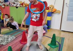 Jasio ćwiczy na gimnastyce