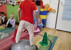 Jasio ćwiczy na gimnastyce