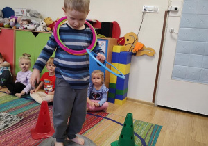 Paweł ćwiczy na gimnastyce