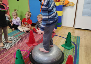 Paweł ćwiczy na gimnastyce