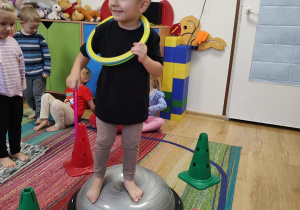 Oluś ćwiczy na gimnastyce