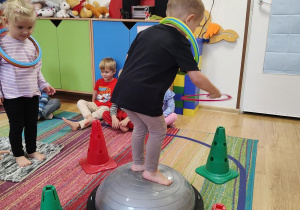 Oluś ćwiczy na gimnastyce