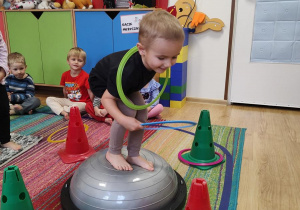 Oluś ćwiczy na gimnastyce