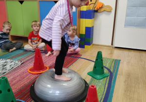 Hania ćwiczy na gimnastyce