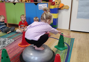 Hania ćwiczy na gimnastyce