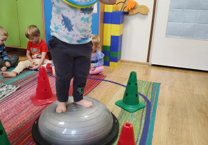 Wojtek ćwiczy na gimnastyce