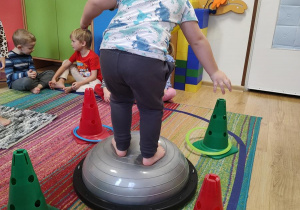 Wojtek ćwiczy na gimnastyce