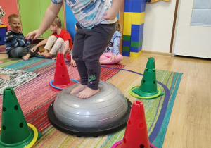 Wojtek ćwiczy na gimnastyce