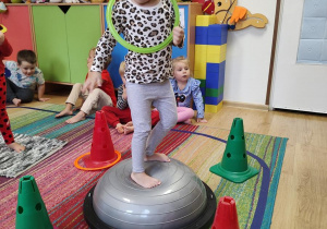 Aniela ćwiczy na gimnastyce