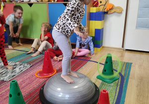 Aniela ćwiczy na gimnastyce