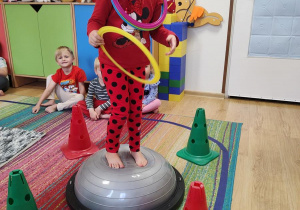 Łucja ćwiczy na gimnastyce