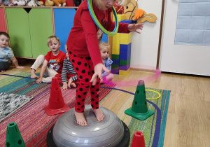 Łucja ćwiczy na gimnastyce