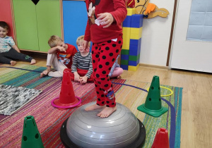 Łucja ćwiczy na gimnastyce