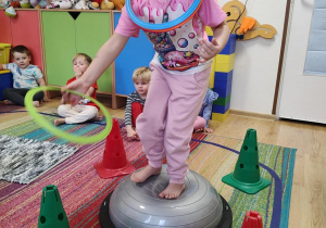 Maja ćwiczy na gimnastyce