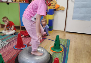 Maja ćwiczy na gimnastyce