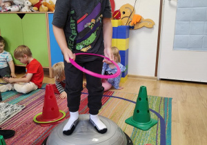 Nikodem ćwiczy na gimnastyce