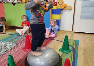 Marcel ćwiczy na gimnastyce