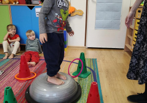 Marcel ćwiczy na gimnastyce