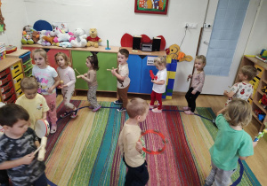 Dzieci grają na instrumentach do poznanych piosenek