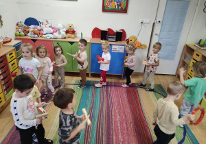 Dzieci grają na instrumentach do poznanych piosenek