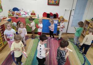 Dzieci grają na instrumentach do poznanych piosenek