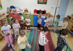 Dzieci grają na instrumentach do poznanych piosenek