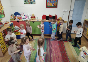 Dzieci grają na instrumentach do poznanych piosenek